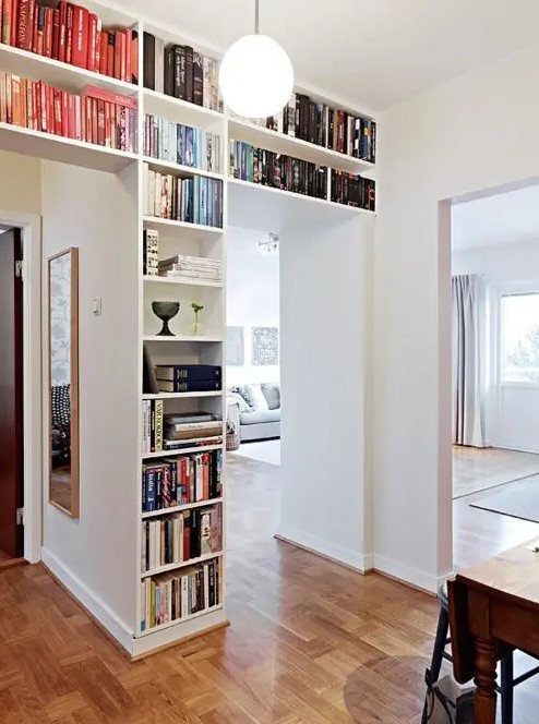 A door with niche bookshelves is a very clever solution to store your books, add a memorable touch to the room and separate the units