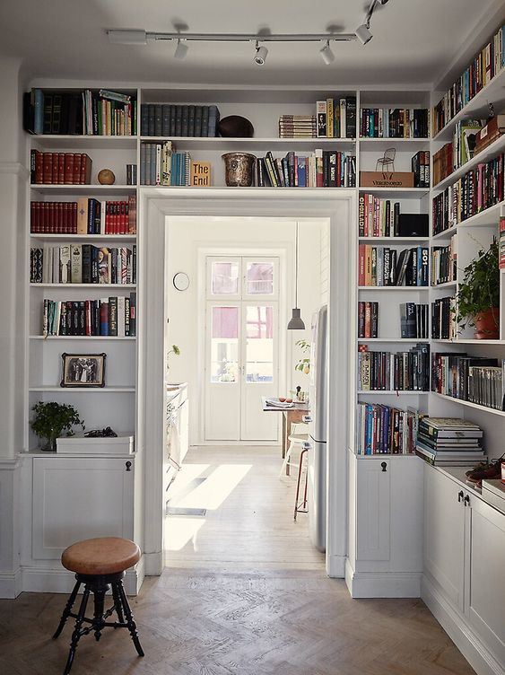 Bookshelves installed around and above the door allow you to store more books and other things and save a lot of space