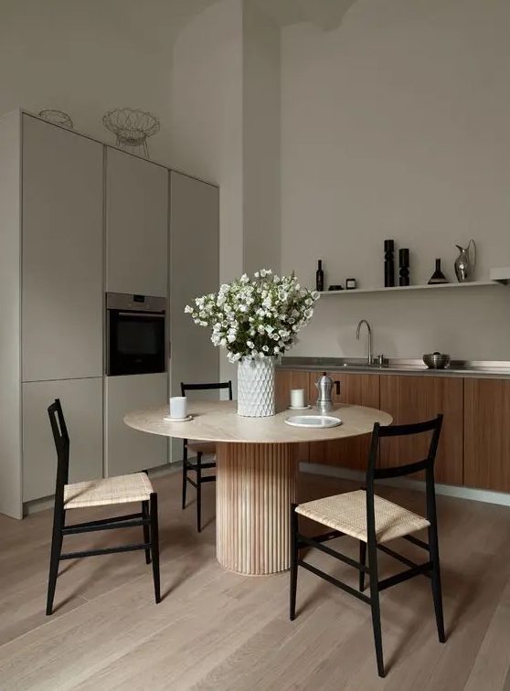 A sophisticated, minimalist kitchen with dining area made of light stained wood in different shades is a very chic and cool idea