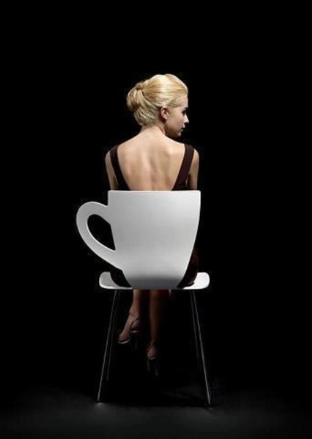 A creative chair with a unique cup-shaped backrest is a beautiful idea for a modern wedding, it looks bold and cool