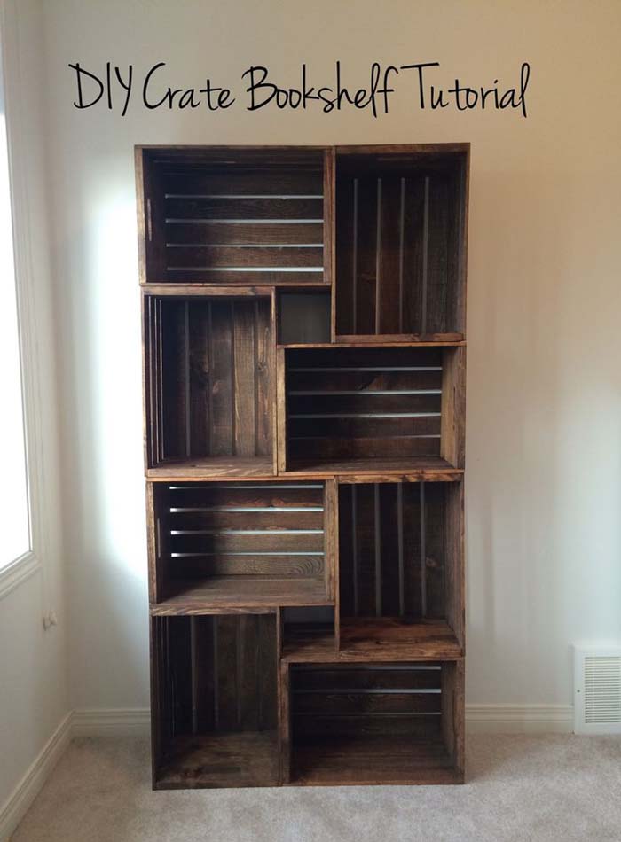 Simple and versatile DIY wooden crate bookshelf #diywoodcrateprojects #diywoodcrateideas #decorhomeideas