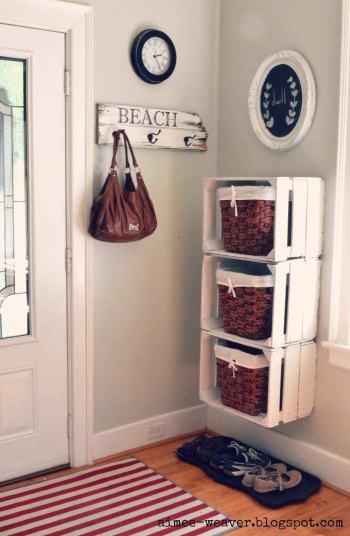 Stacked wooden crate entryway shelves #diywoodcrateprojects #diywoodcrateideas #decorhomeideas