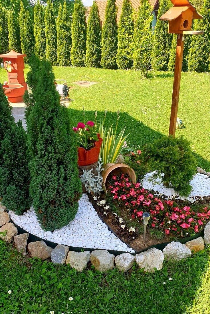 Small garden with flexible garden edging, pebbles and different types of planks
