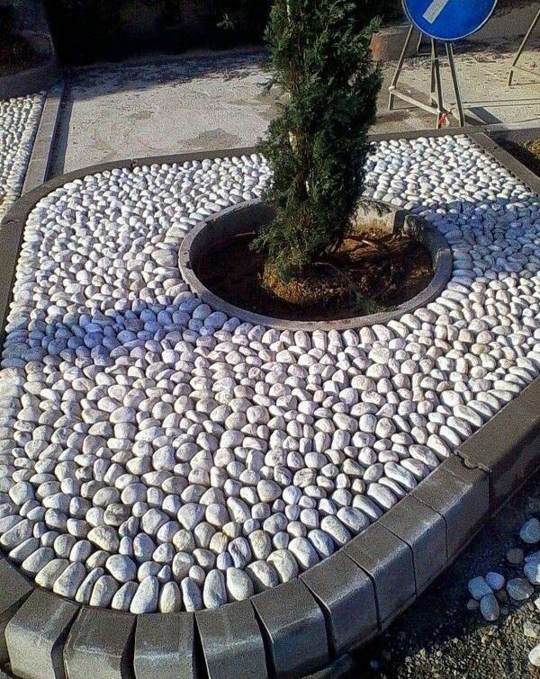 Garden bed with pebbles and paving stones