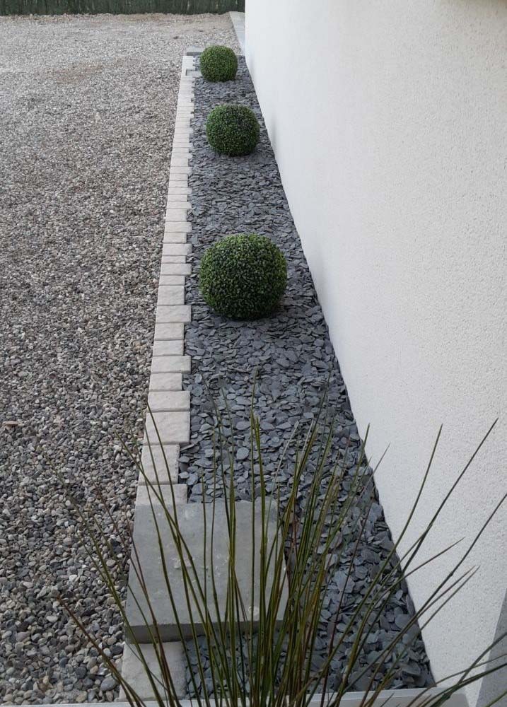 Edge garden with gray pebbles and stone pavers