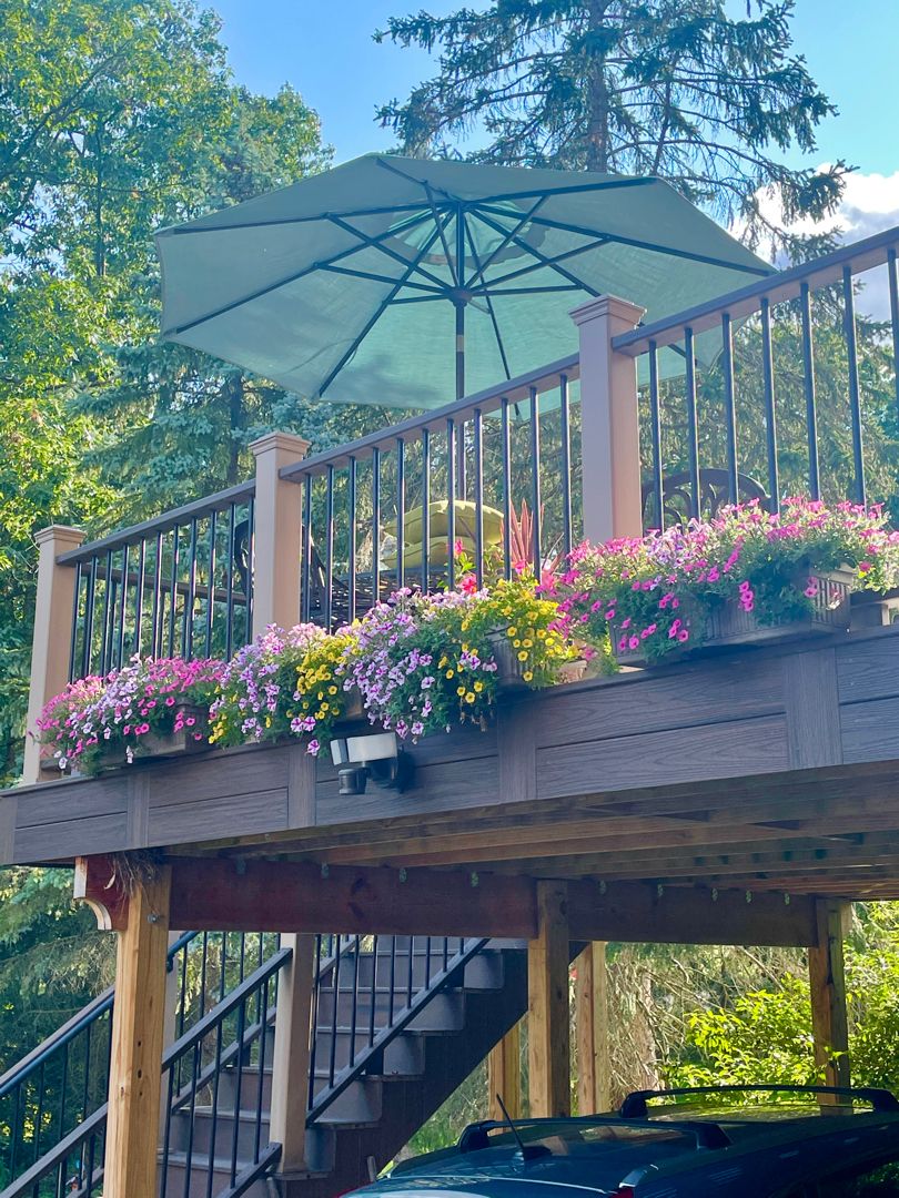 Creative Ways to Decorate Your Deck With Style