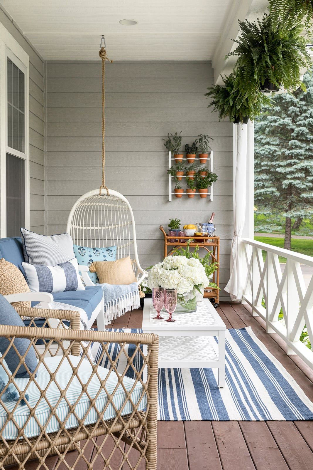 The Beauty of Porch Furniture: Enhancing Your Outdoor Space