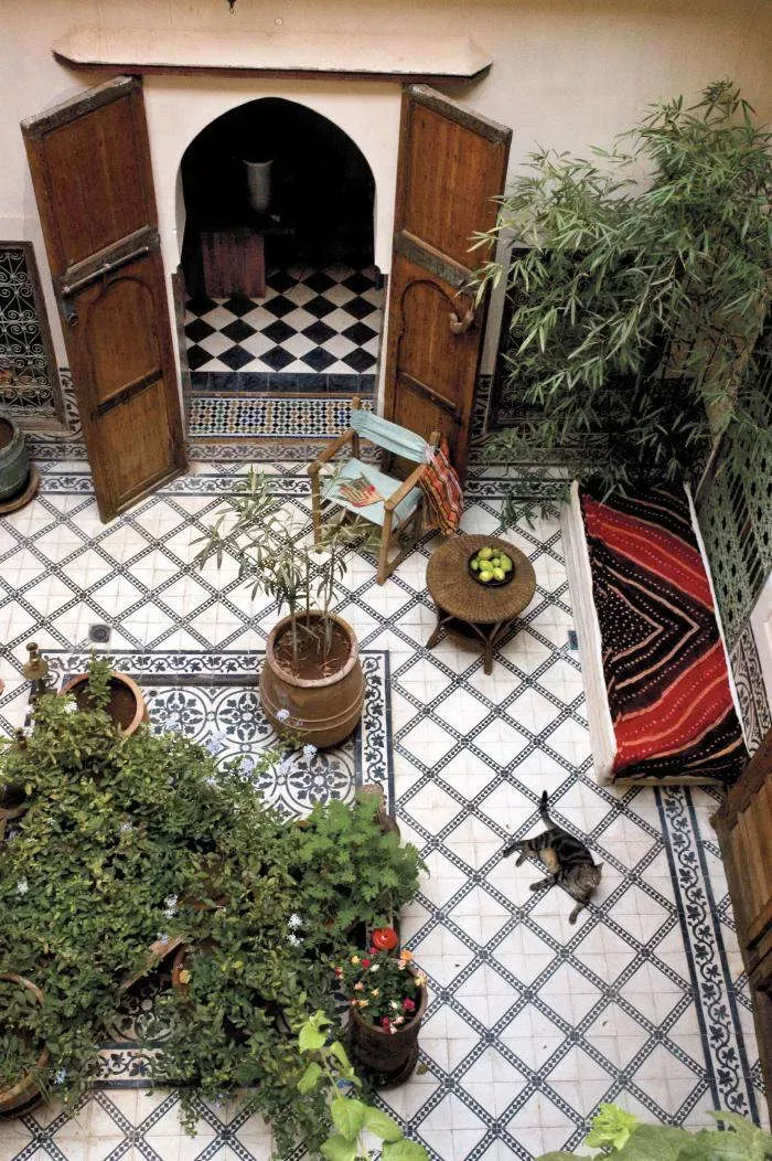 Beautiful Ways to Enhance Your Garden with Tiles