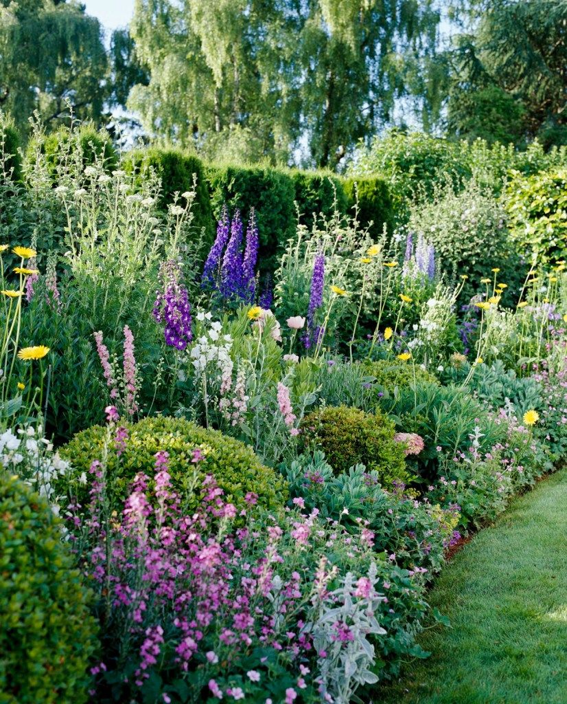 Charming Cottage Gardens: A Delightful Escape into Nature’s Beauty
