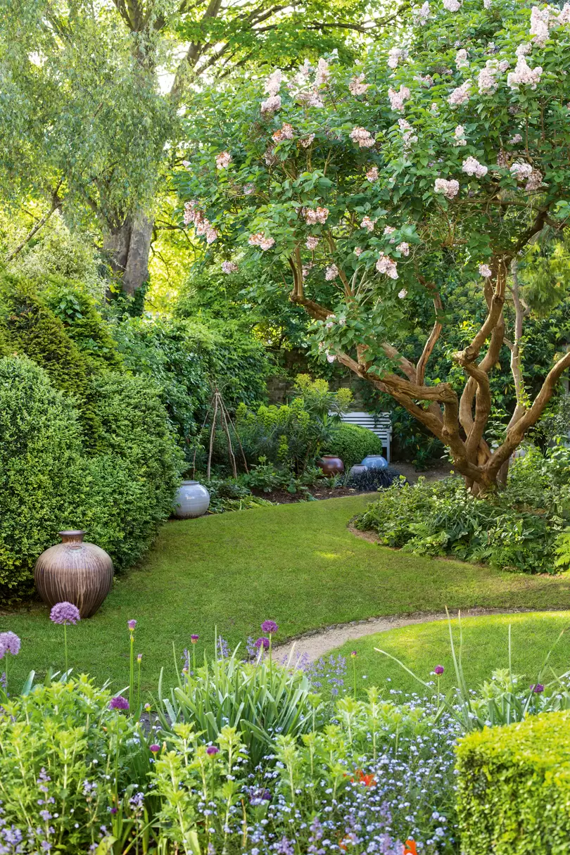 Charming Tiny Garden Retreat: A Cozy Cottage for Tranquility