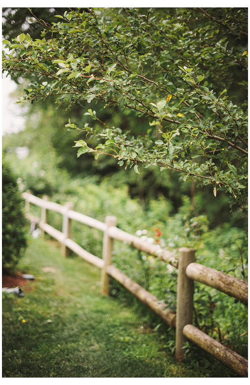 Charming and Timeless Rustic Garden Fences: A Beautiful Addition to Your Outdoor Space