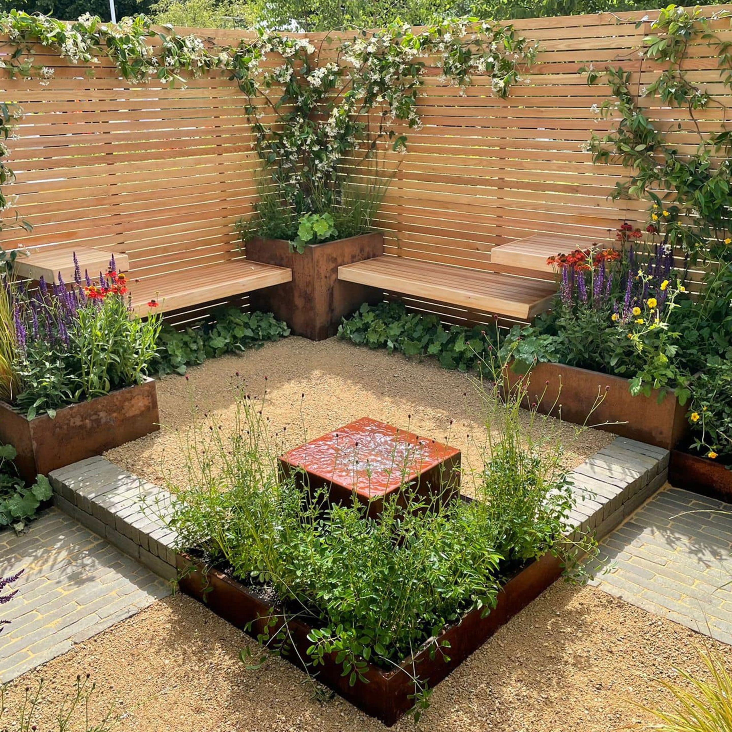 Choosing the Right Garden Fencing Panels for Your Outdoor Space