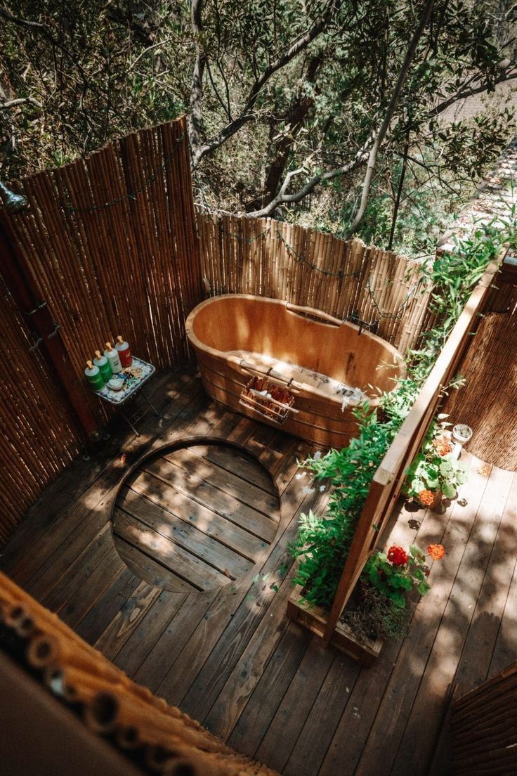 Cozy Backyard Oasis: Creative Ideas for a Small Jacuzzi Retreat