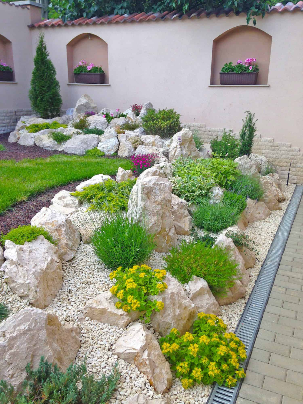Creating Beautiful Outdoor Spaces with Rocks in Landscaping