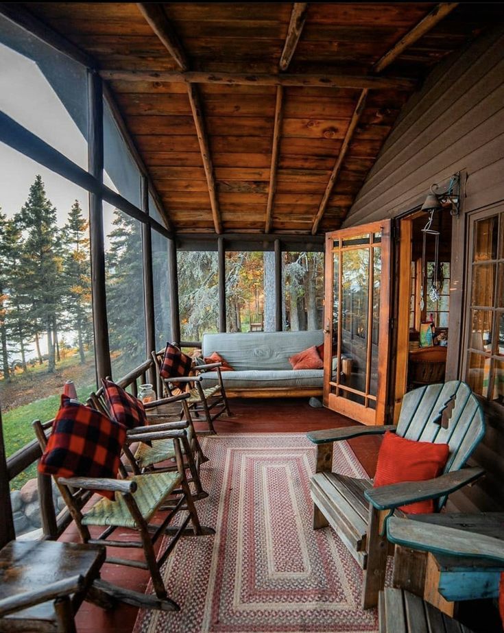 Creating a Sanctuary: The Perfect Screened-in Porch