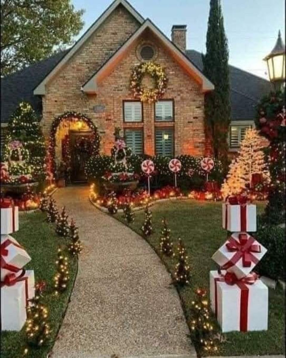 Creative Front Yard Christmas Decorations for a Festive Holiday Display