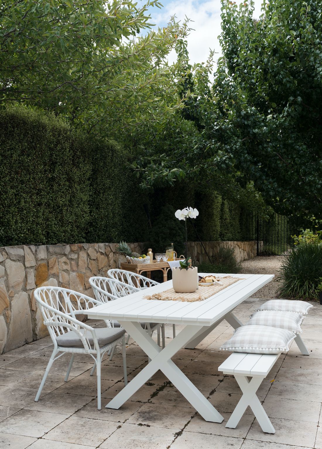 Enhance Your Outdoor Dining Experience with Stylish Furniture