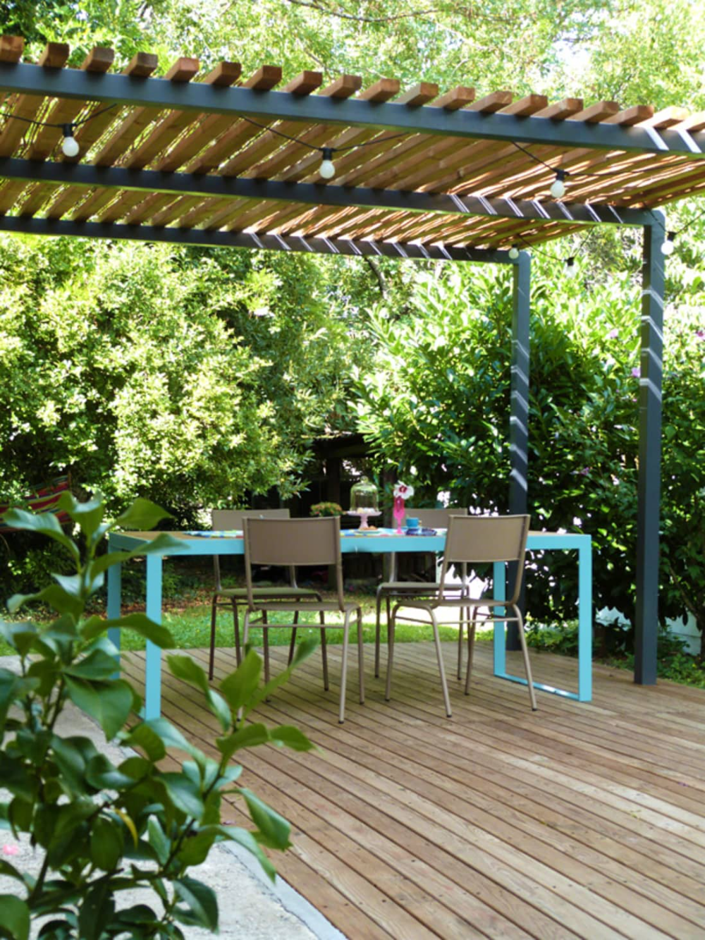 Stylish Outdoor Shade: The Pergola with Canopy