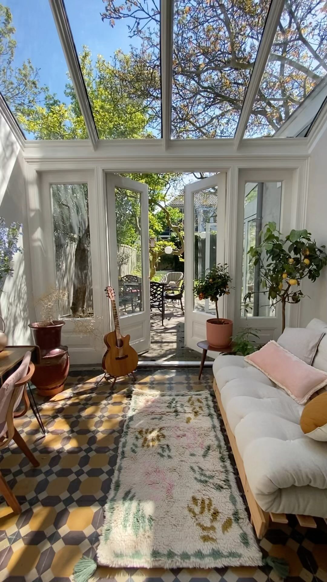 The Beauty of Sun Rooms: A Bright and Cozy Space for Relaxation