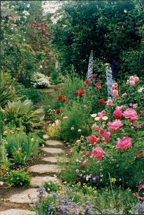 The Charm of Cottage Gardens: A Blissful Haven of Florals and Greenery