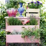 Love the chest of drawers used as planters.. | Vườn tái chế, Vườn .