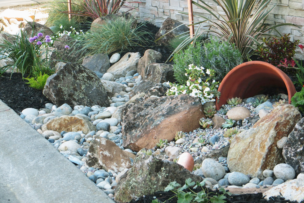 8 Simple And Easy Landscaping Ideas | HouseLog