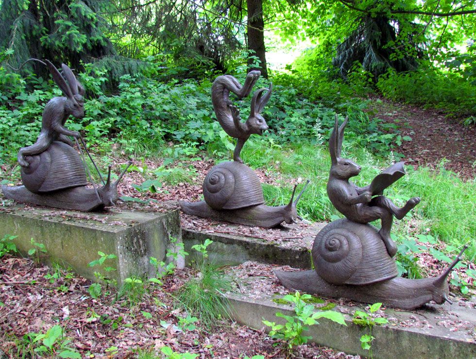 26 Beautiful and Creative Garden Sculptures around the world .