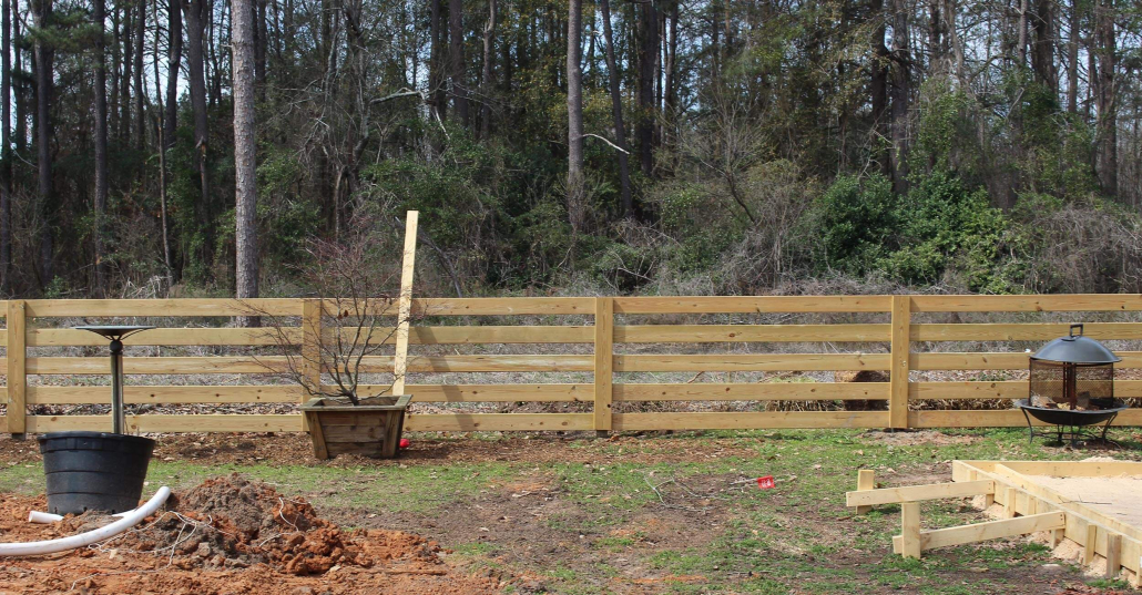 Modern Horizontal Fence Ideas for Georgia Homeowne