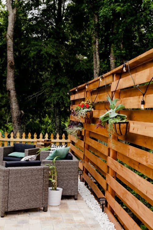 Inexpensive Backyard Landscaping Ideas on a Budget | Privacy fence .