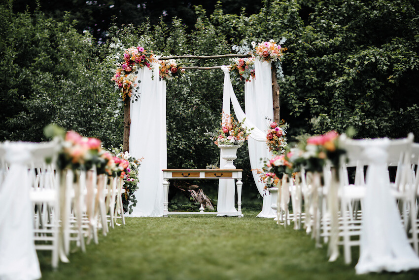 21 Beautiful Outdoor Wedding Decorations to Style Your Big D